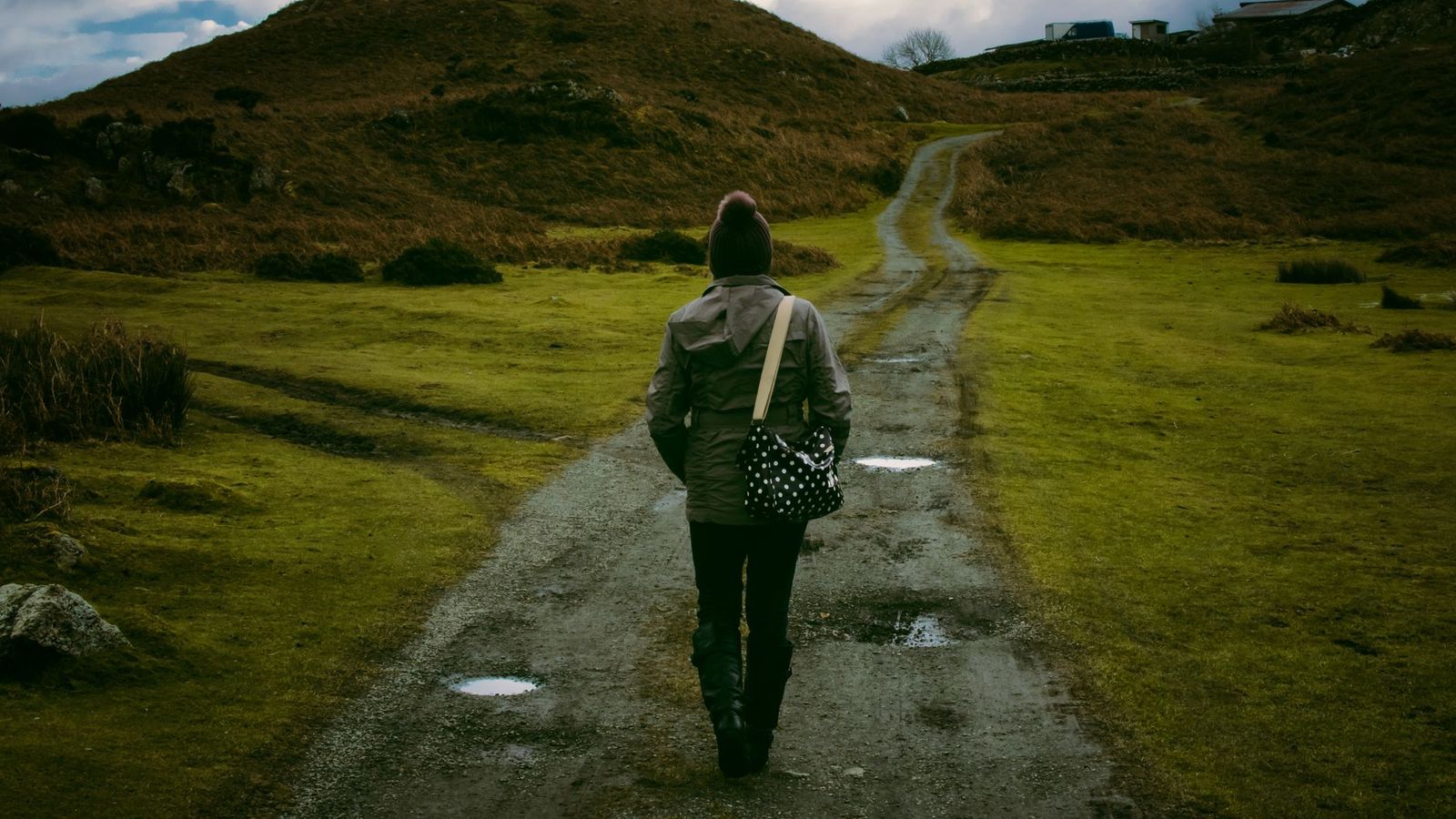 Une personne qui marche seule sur un chemin