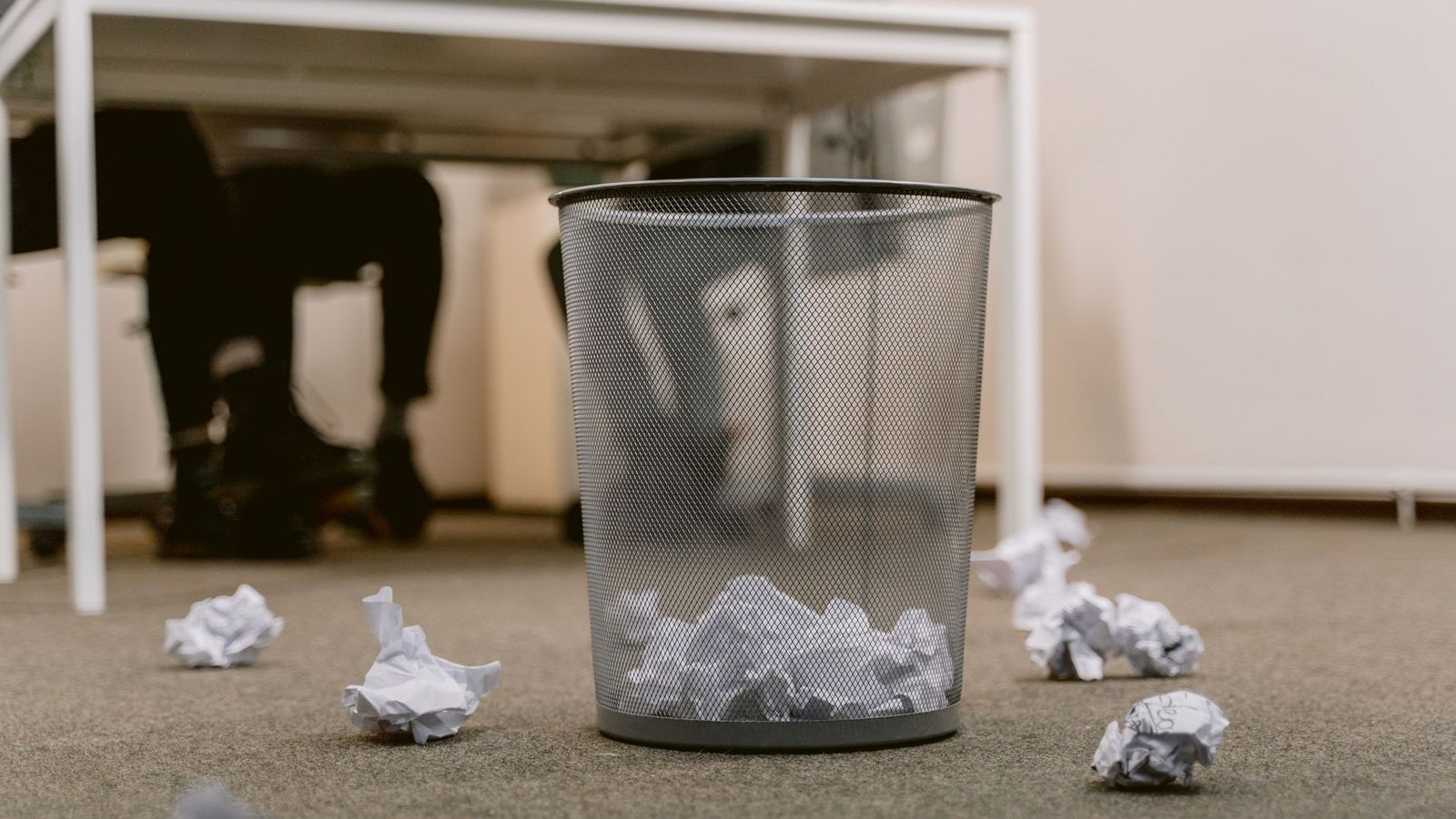 Une feuille froissée à côté d'un bureau