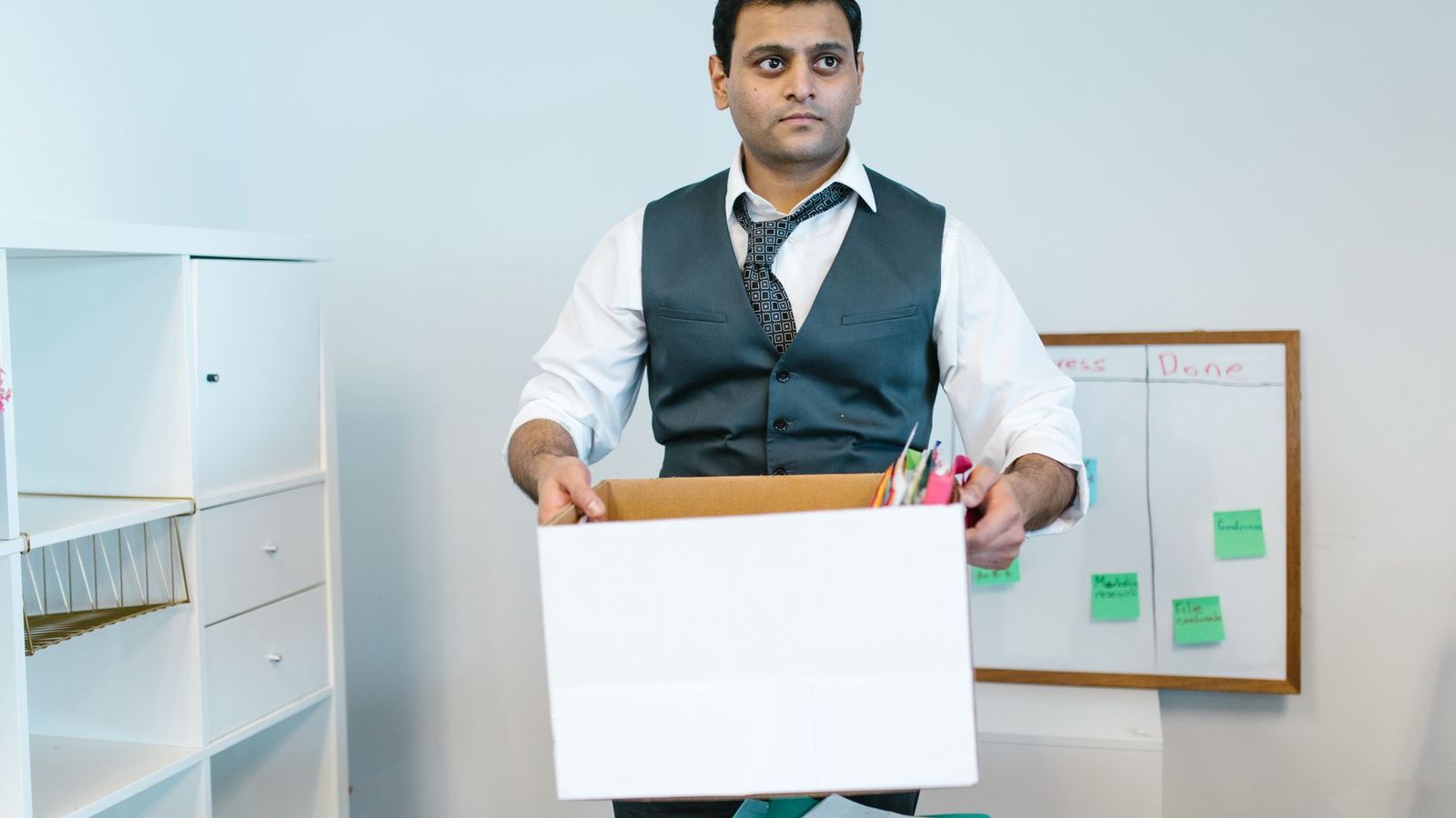 Un carton posé sur un bureau de bureau